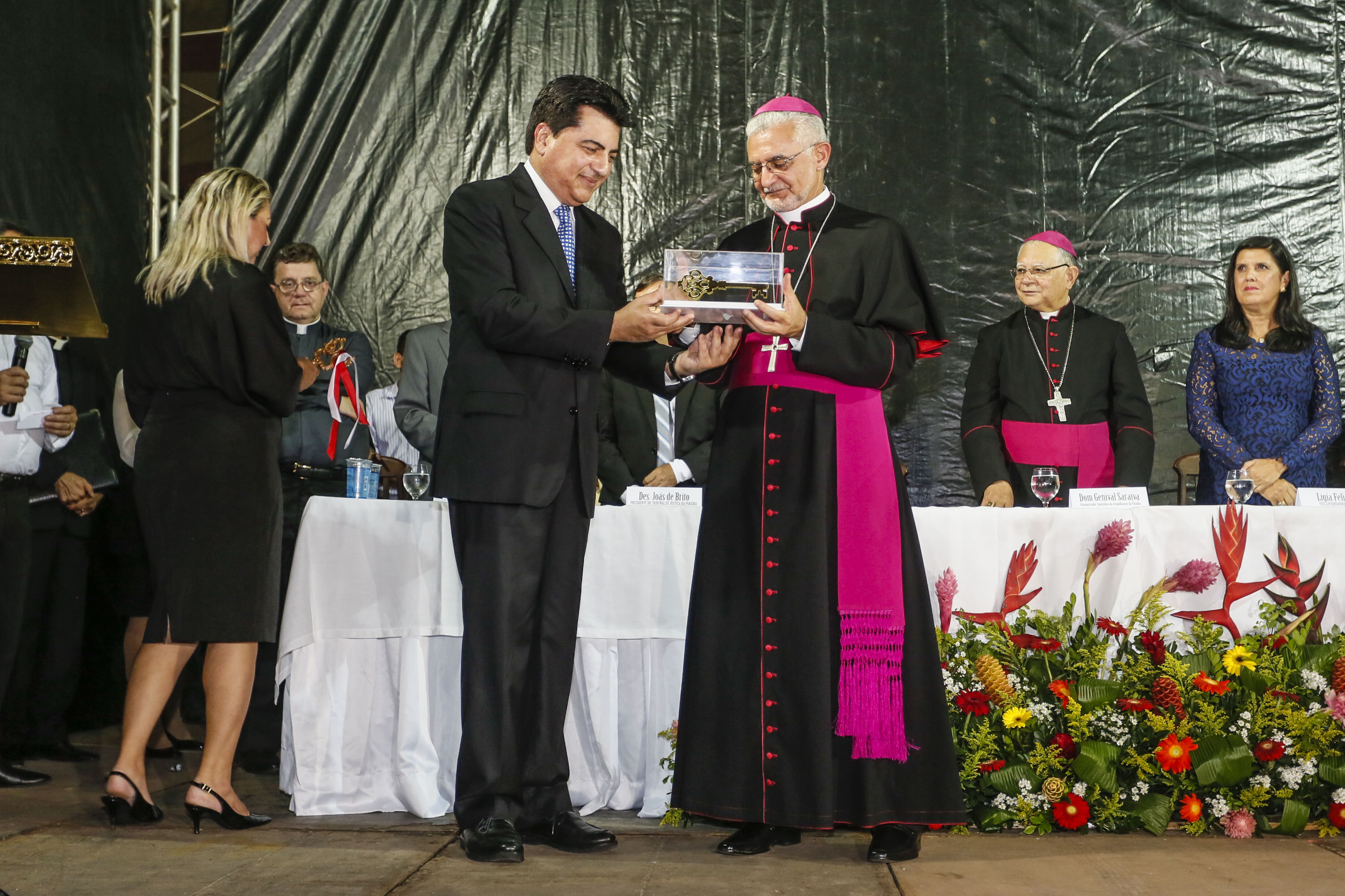 Manoel Júnior entrega oficialmente as chaves de João Pessoa ao novo arcebispo metropolitano da Paraíba