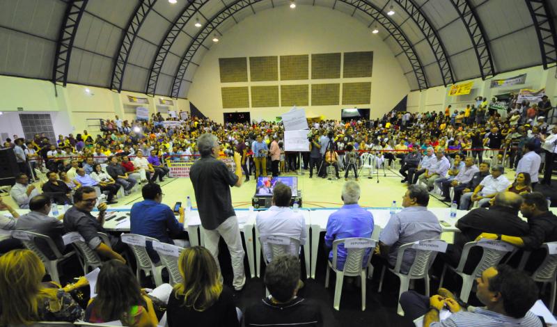 Ricardo Coutinho entrega ônibus, laboratórios de informática e outros equipamentos no ODE de Sousa