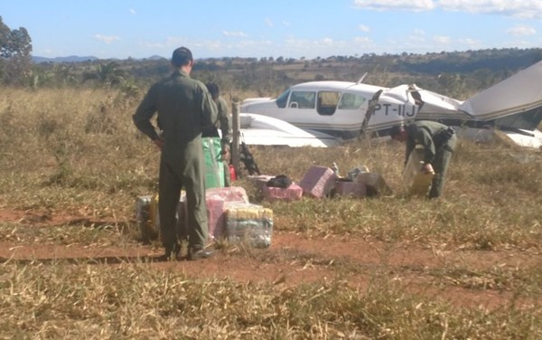 FAB intercepta avião com cerca de 500 kg; ocupantes da aeronave fugiram