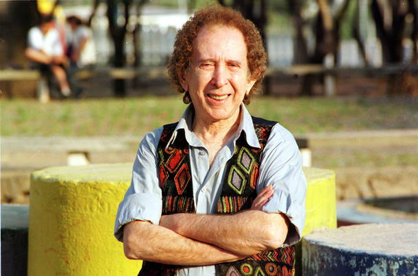 SAO PAULO, 29/08/01 - BARROS DE ALENCAR - (VAR) - O EX-APRESENTADOR BARROS DE ALENCAR NA PRACA DO BAIRRO ONDE MORA NA ZONA NORTE. FOTO: MAURICIO BARBIERI/AE. 16/08/01.