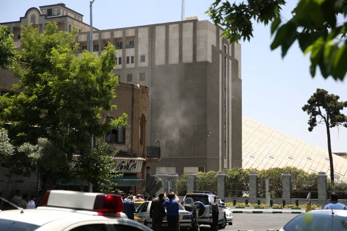 Homem-bomba se explode dentro do Parlamento iraniano, em Teerã
