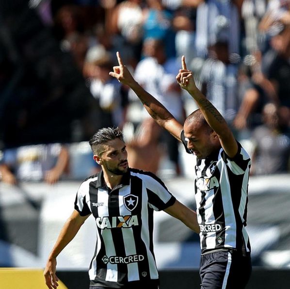 Botafogo derrota a Chapecoense e consegue a 1ª vitória fora de casa