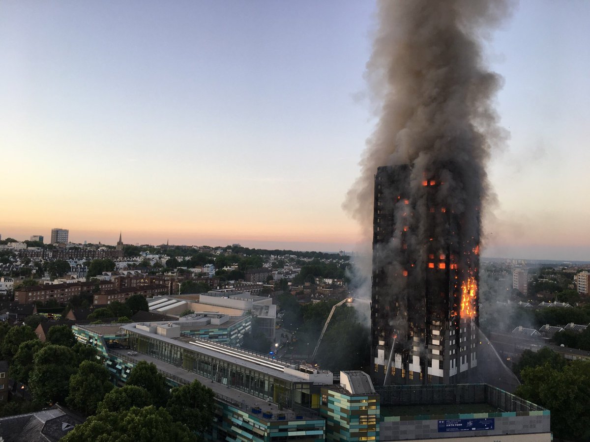 Edifício Grenfell de 24 andares no bairro Lancaster West em Londres pega fogo