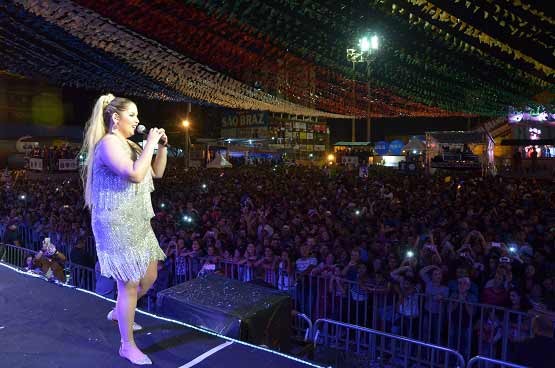 Show de Marília Mendonça bate recorde de público no Maior São do Mundo e cantora doa cachê de R$ 100 mil  para Instituto