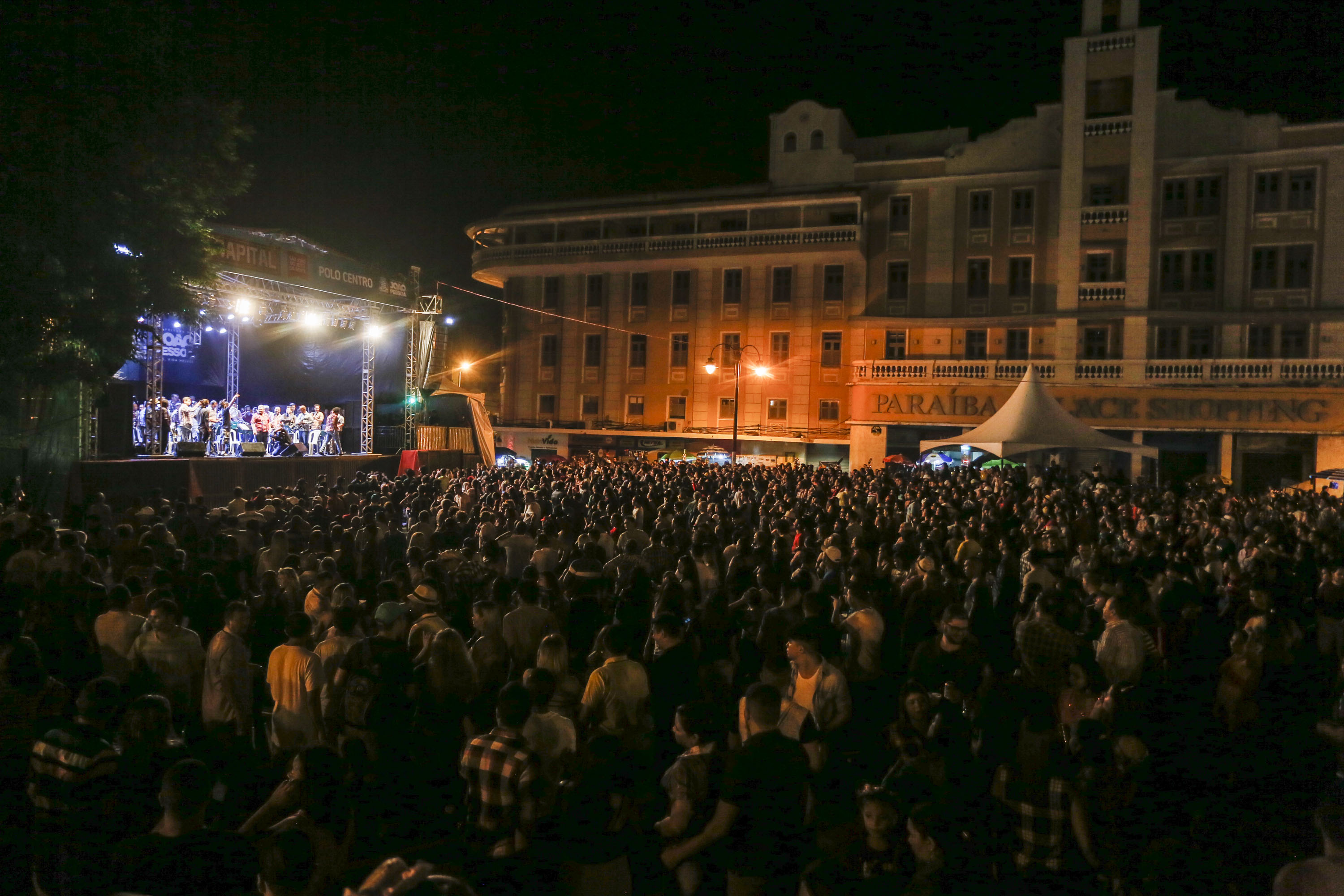 SÃO JOÃO PESSOA: Rita de Cássia, Cezzinha e Banda 5 de Agosto levam multidão ao Ponto de Cem Réis