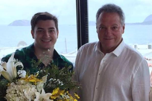 Filho do técnico Abel Braga morre após cair da janela de banheiro