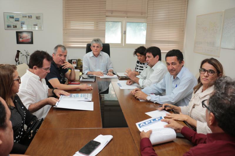 Governador Ricardo se reúne coma APLP para discutir contratação de OS na Educação e anuncia concurso para professor