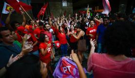 Manifestantes fazem atos de apoio a Lula em São Paulo e no Rio, contra condenação imposta por Moro