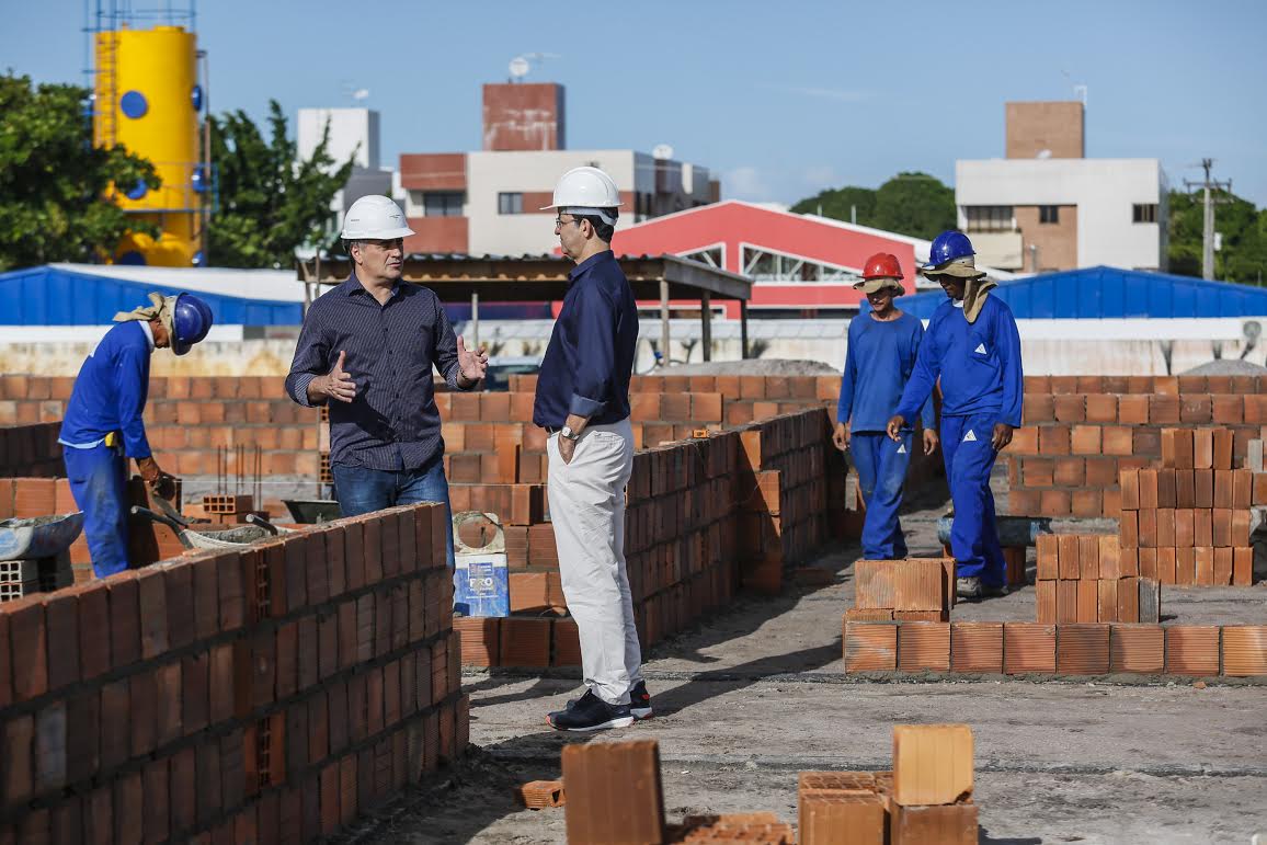 Prefeito realiza visita e inspeciona obra de UPA no Bancários