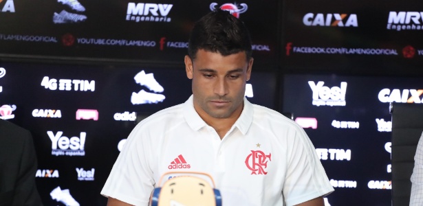 Diagnosticado com um tumor no testículo, meia Ederson  é afastado do Flamengo