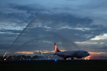 Recepcionados com danças e comidas típicas, Argentinos desembarcam no aeroporto Castro Pinto