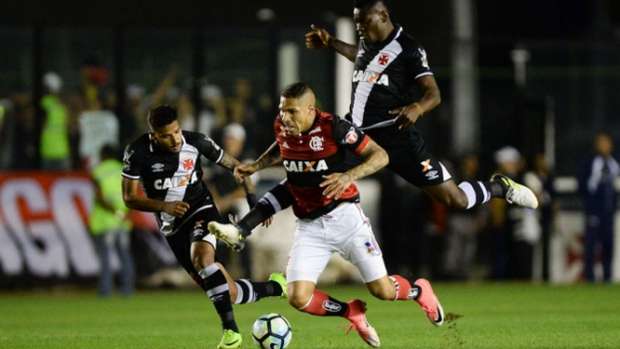 Flamengo vence o Vasco em São Januário e vira vice-líder