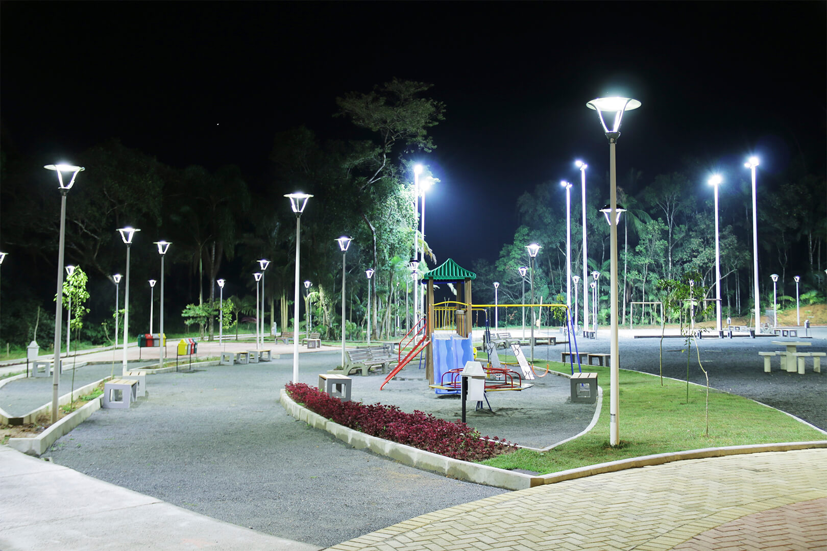 Infraestrutura amplia programa de iluminação nas ruas, praças e avenidas de João Pessoa