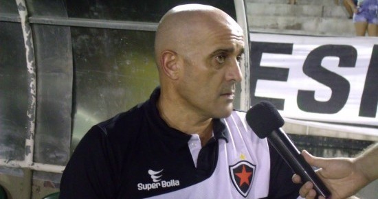 Mesmo pressionado pelas 4 derrotas consecutivas, técnico Itamar Schule  continua prestigiado pela diretoria do Belo