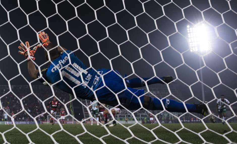 Num jogo de muita rivalidade, Flamengo e Palmeiras empatam no ninho do Urubu