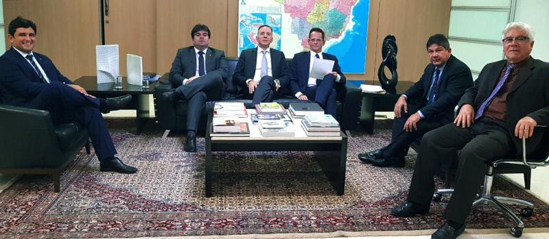 Vereador Marcos Vinicius entrega ao presidente da Caixa projeto de reforma da Câmara de João Pessoa