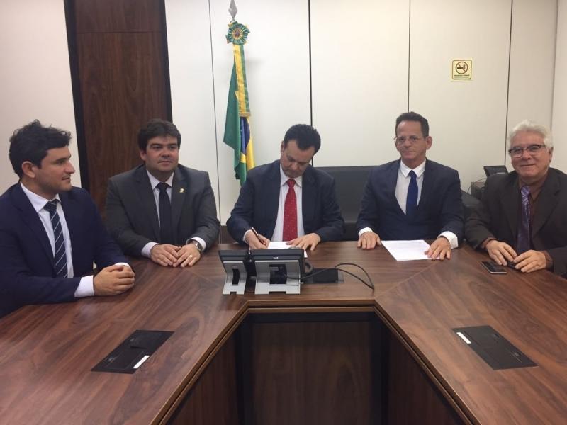 Presidente Marcos Vinicius assina em Brasília portaria que autoriza funcionamento de rádio e TV Câmara