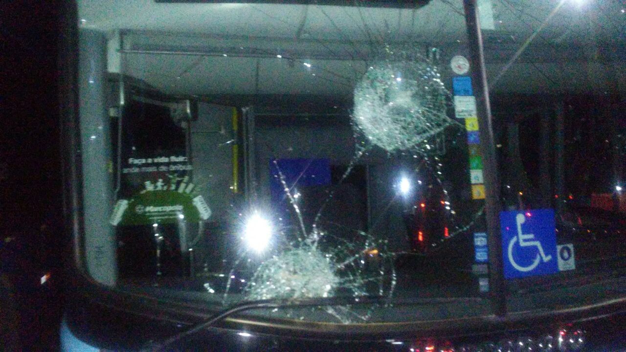 CLIMA DE GUERRA: Ônibus do time do Sousa é apedrejado por vândalos em Sobral-CE