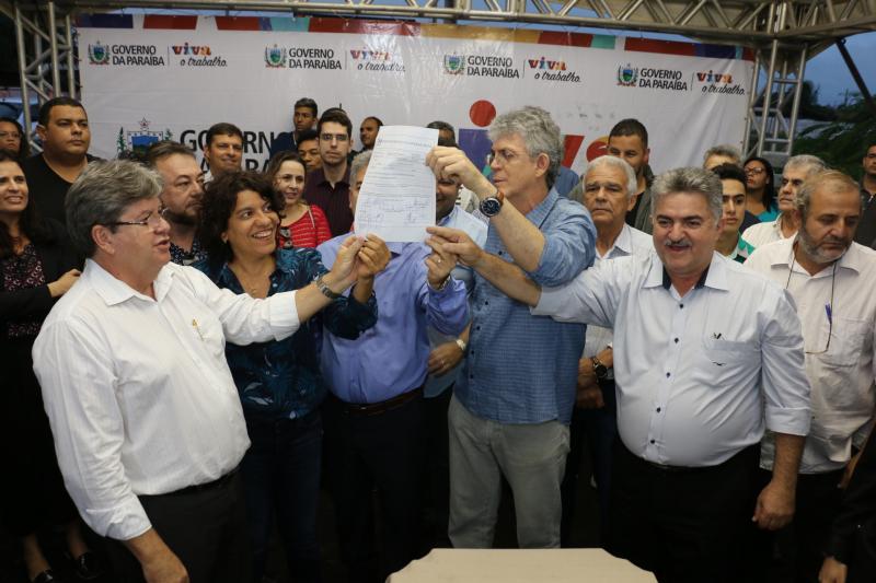 SEM LAMA: Ricardo Coutinho autoriza pavimentação de avenida e beneficia mais de 20 mil moradores, em Cabedelo