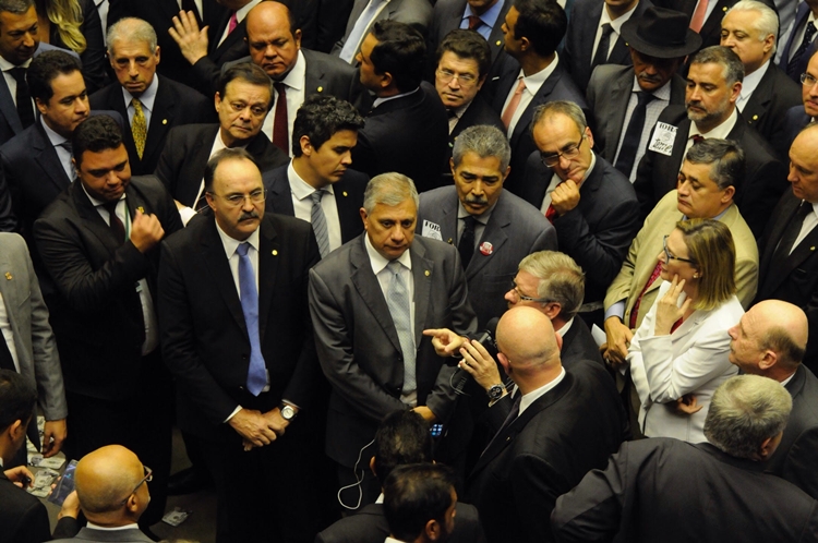 Por 263 contra 227 Temer conquista votos suficientes e se livra de ser investigado no STF