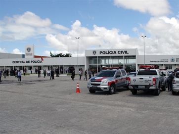 Sétimo acusado pela morte do radialista Ivanildo se apresenta e fica preso na carceragem da Polícia Civil