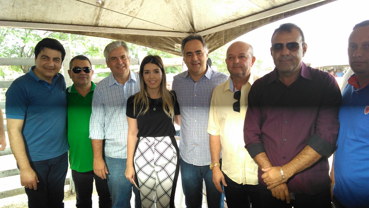 Cartaxo se reúne com lideranças do Cariri e vista Centro de Comercialização de Animais, em Monteiro