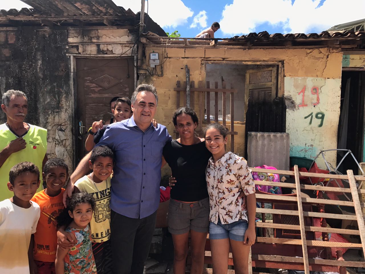Cartaxo ajuda na mudança de famílias da Comunidade do Arame para o condomínio Visto Alegre X