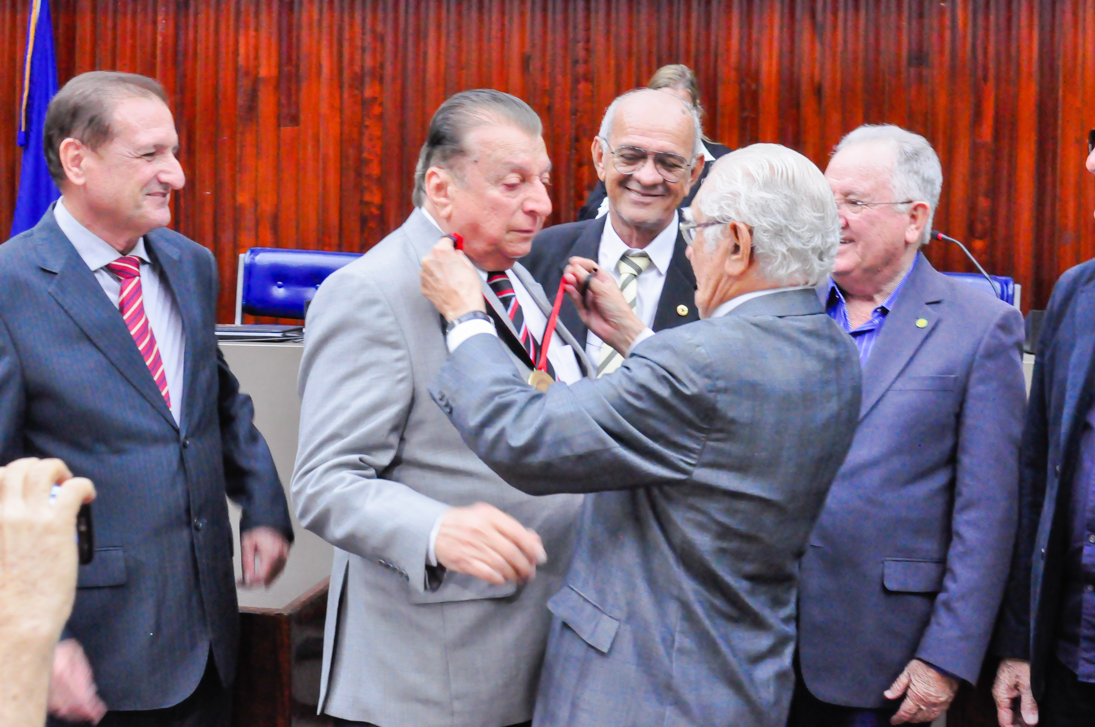 Assembleia entrega medalha governador Pedro Gondim ao ex-deputado Pedro Adelson