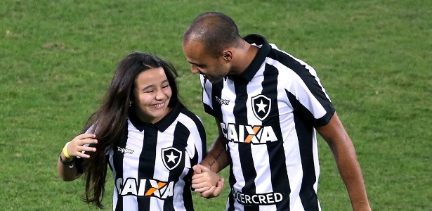 Atacante Roger do Botafogo é diagnosticado com tumor renal e não joga mais na temporada 2017