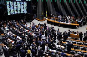 Câmara aprova PEC que extingue coligações para deputados e vereadores e cria cláusula de barreira