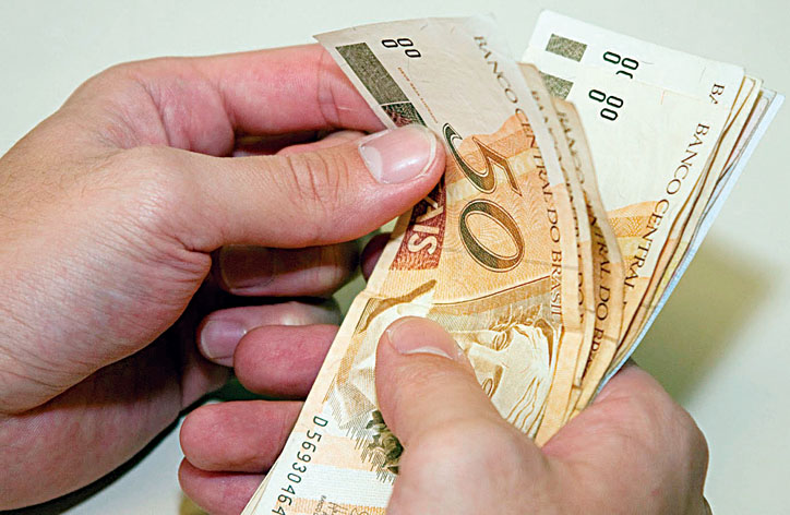 Salário mínimo em 2019 poderá ficar em R$ 1.002 , propõe governo