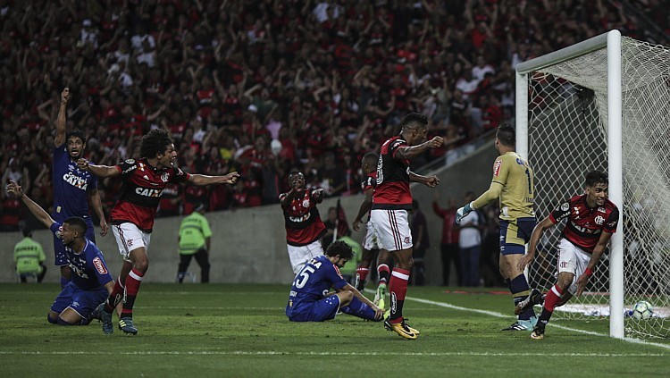 Com gol irregular e falha de goleiro, Flamengo e Cruzeiro empatam na decisão