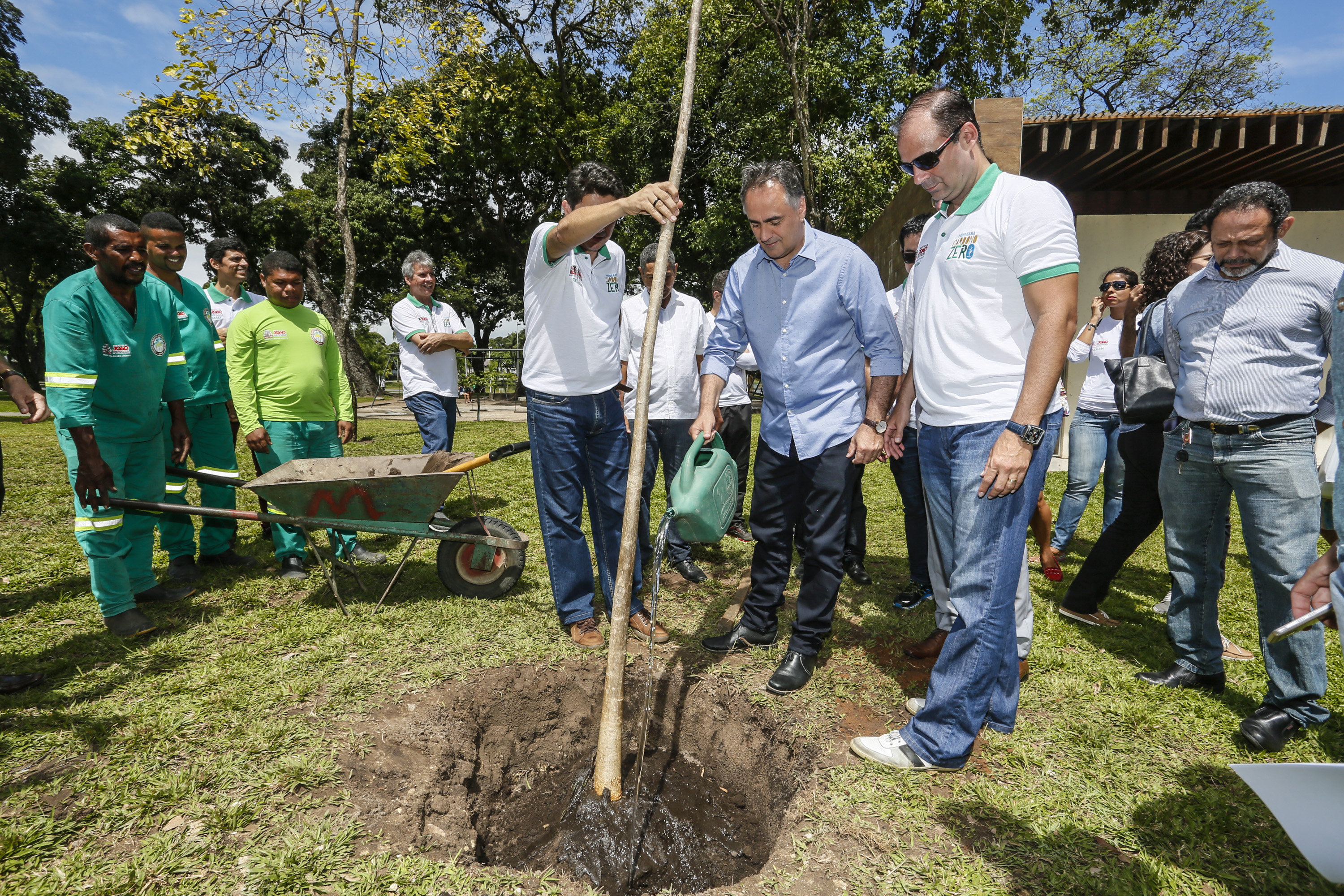 João Pessoa mais verde: Cartaxo participa de ação de distribuição e plantio de mudas em comemoração ao Dia da Árvore
