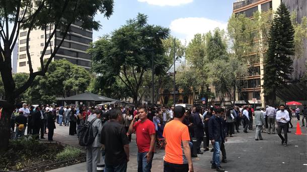 People react as a real quake rattles Mexico City on September 19, 2017 as an earthquake drill was being held in the capital. / AFP PHOTO / Yuri CORTEZ