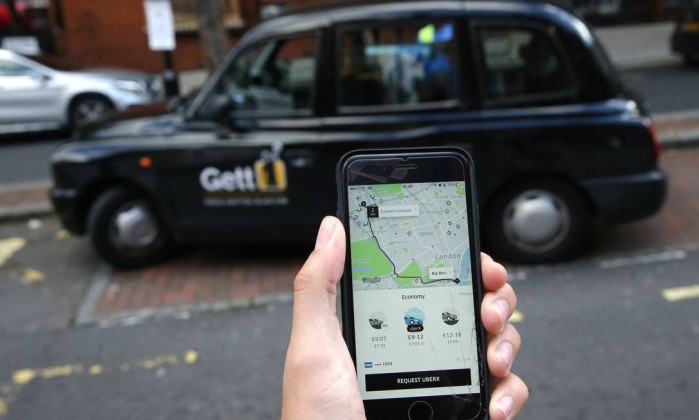 Uber perde licença para operar em Londres e gera protestos entre londrinos
