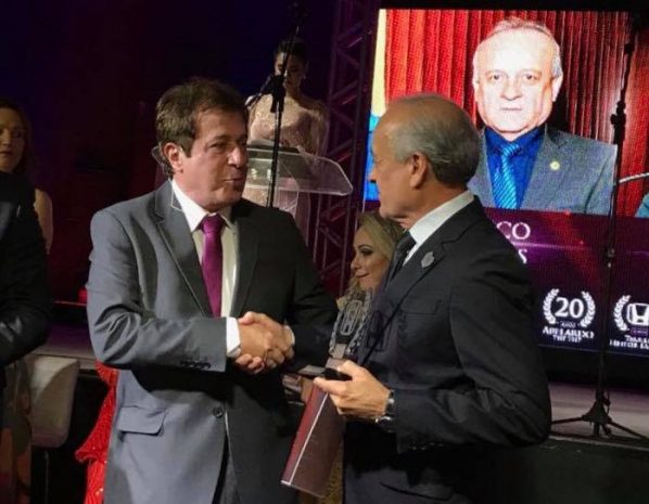 Deputado Branco recebe troféu Heitor Falcão em reconhecimento ao trabalho parlamentar