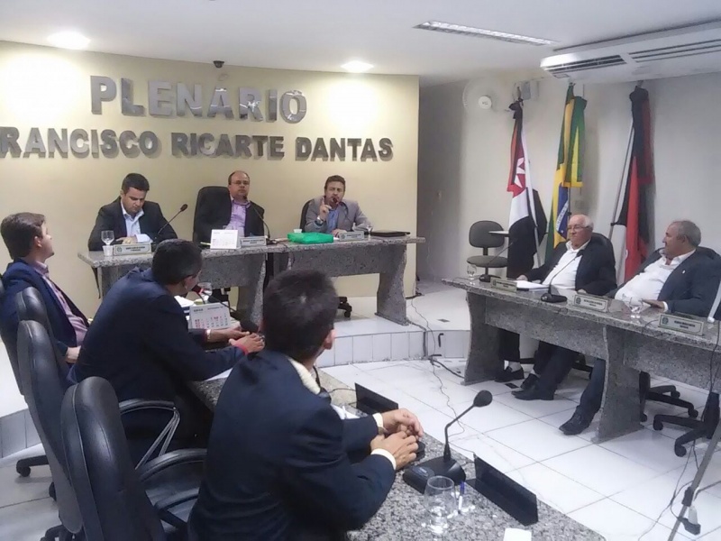 População de Santa Luzia protesta contra aprovação de taxa de iluminação pública