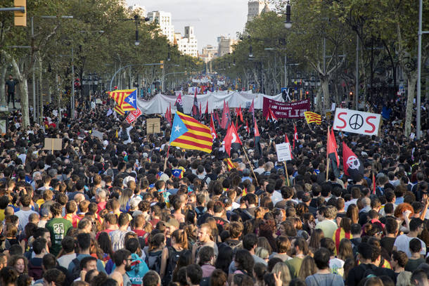 GRA214. BARCELONA, 03/10/2017.- Un momento de la manifestación llevada a cabo en los Jardinets de Garcia, en protesta por las cargas policiales del 1-O. EFE/Marta Pérez
