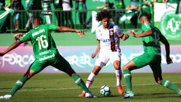 Diego decide, e Flamengo vence a Chapecoense na Arena Condá
