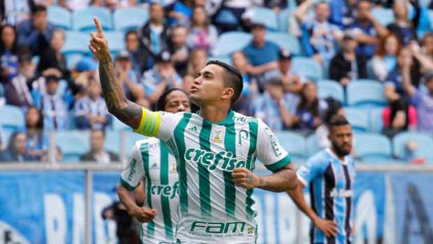 Palmeiras vence o Grêmio fora de casa e pressiona o líder Corinthians