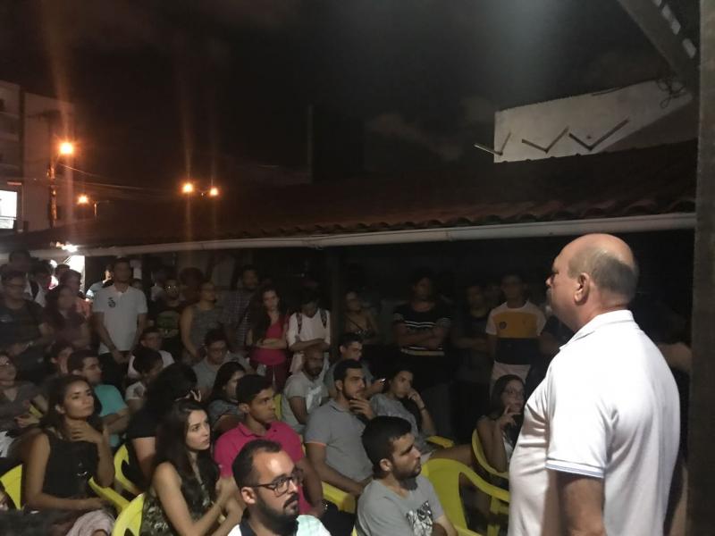 Jeová discute com estudantes universitários futuro da Educação e do ensino público no Brasil