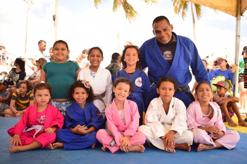 Projeto social da Polícia Militar reúne mais de 80 atletas na orla de João Pessoa em festival de judô e beach wrestiling