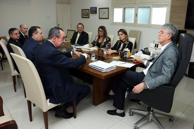 Governador Ricardo se reúne com diretores do Bradesco para definir detalhes sobre pagamento da folha dos servidores
