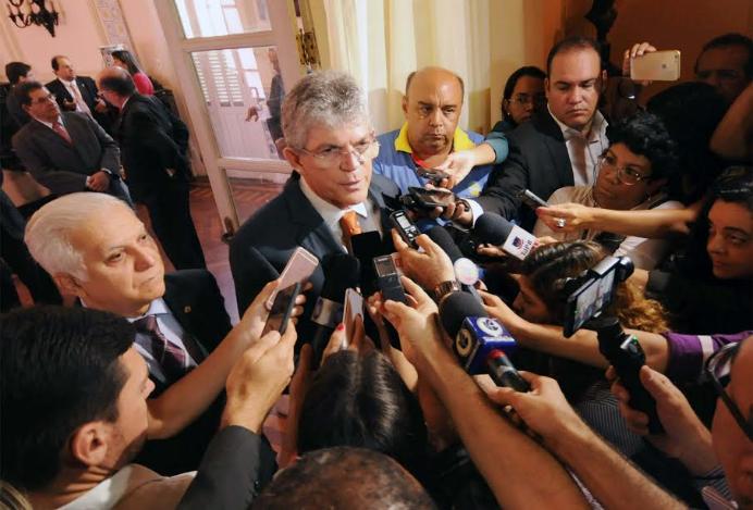 Ricardo Coutinho à AL projeto de lei que reduz imposto para micros e pequenas empresas