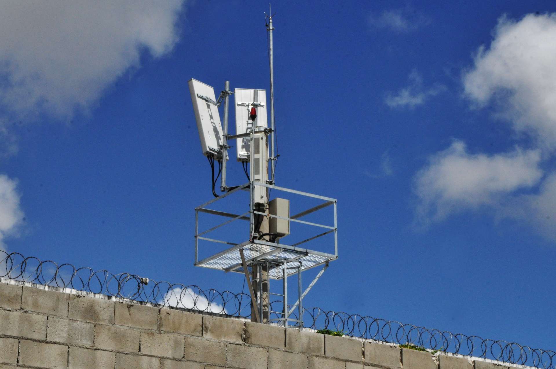 Deputados aprovam projeto que exige bloqueador de sinal de celular em presídios