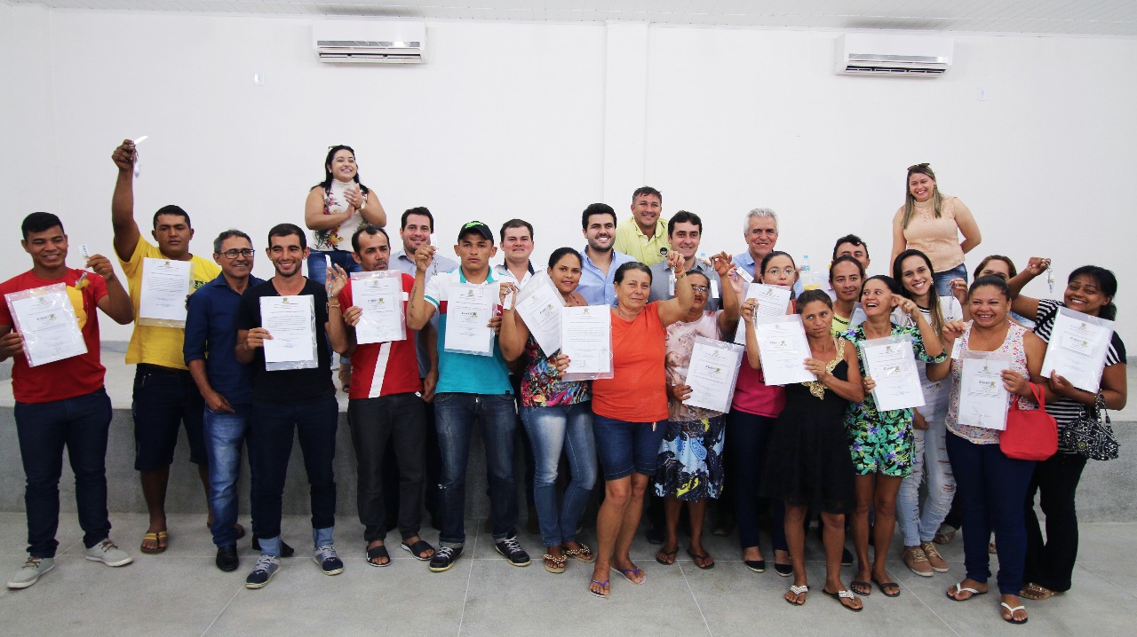 Buba Germano participa da entrega de casas a famílias de baixa renda em Cubati