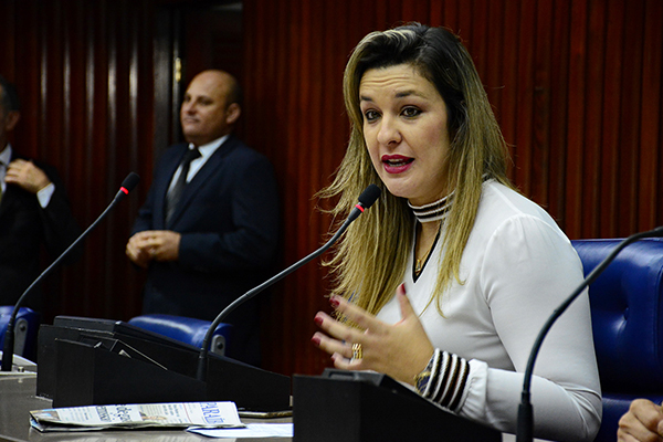 Deputada Camila questiona MP do governo aprovada na AL-PB  que cria cargos em momento de dificuldade financeira