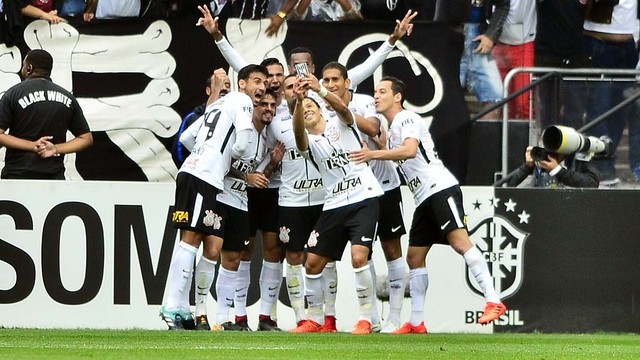 Corinthians vence Palmeiras e abre vantagem na liderança do Brasileiro