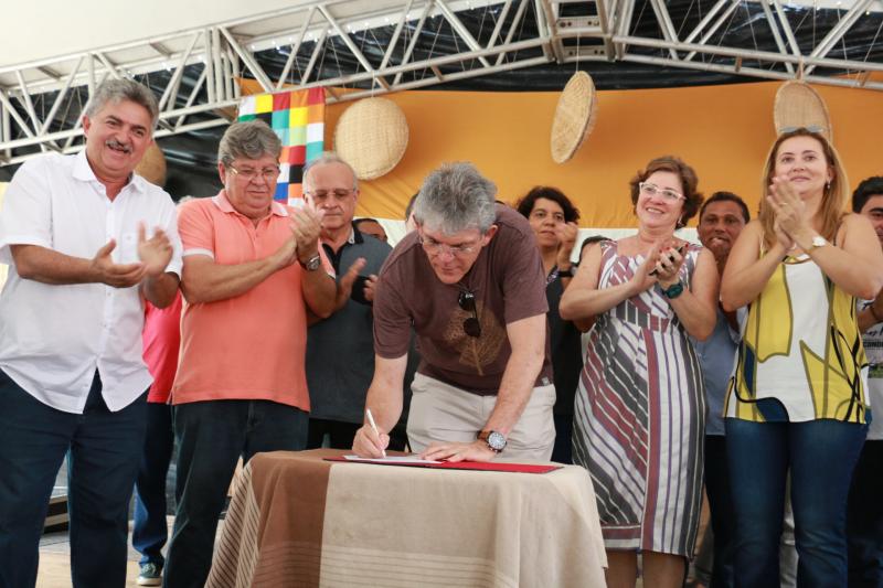 Governador Ricardo assina ordem de serviço da obra de urbanização da orla de Jacumã no aniversário de 54 anos do Conde