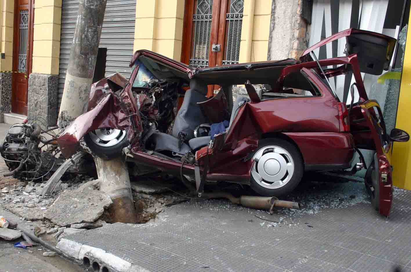 04.11.06 - 6:30 acidente de transito com quatro vitimas na rua barra funda n°700 esquina com lopes chaves deixou quatro jovens feridos e encaminhados a santa casa de sao paulo
foto oslaim brito